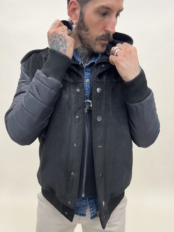 BOMBER PANNO CON CAPPUCCIO FELPA + MANICHE TRAPUNTA - COLORE NERO